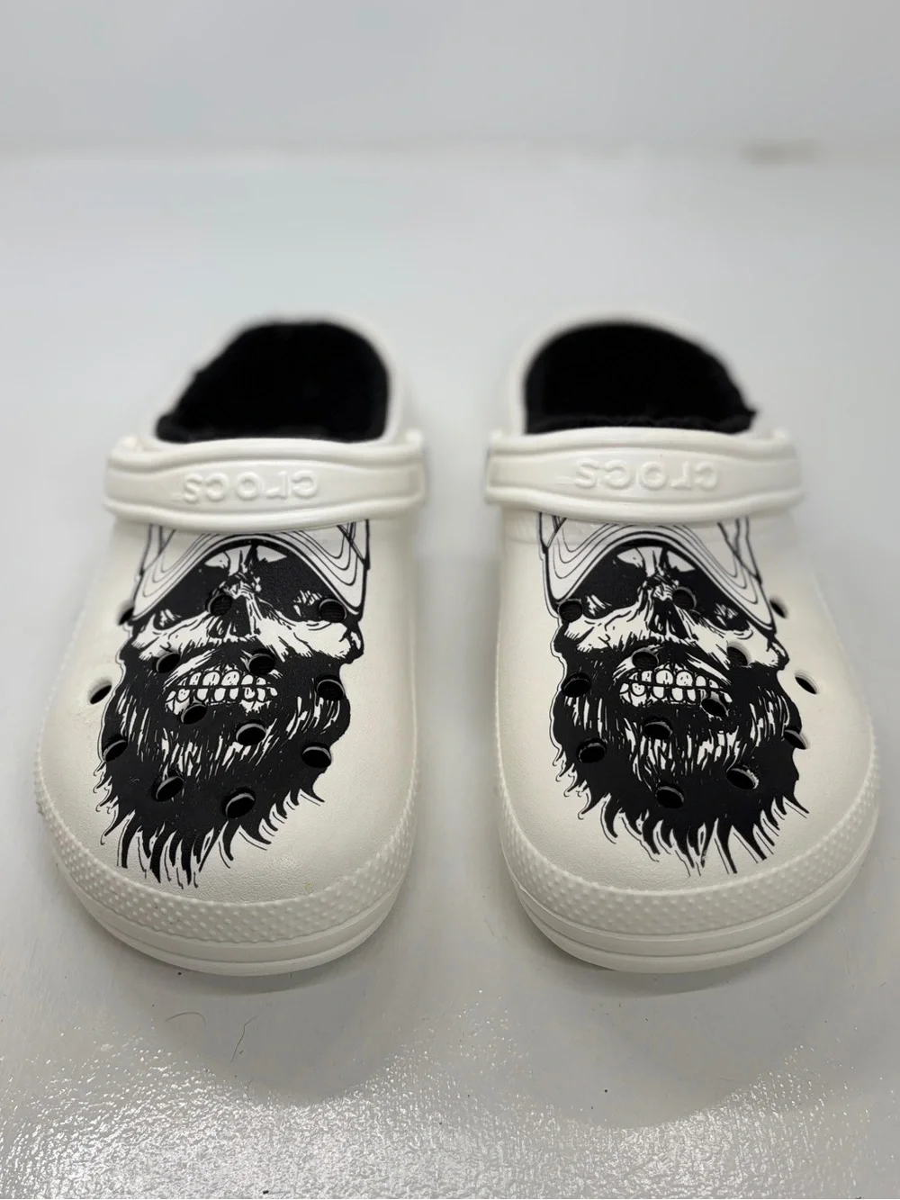 Crocs Classic Lined Skull Graphic Clogs White Black Fur Men’s 7 Women’s 9 EU 40